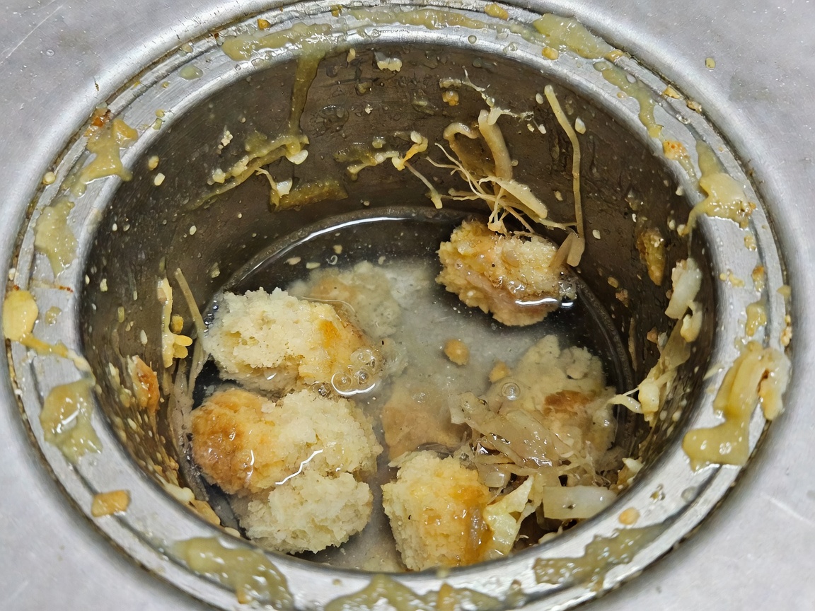 하수구 냄새 제거의 주요 원인인 음식물 찌꺼기와 기름때
